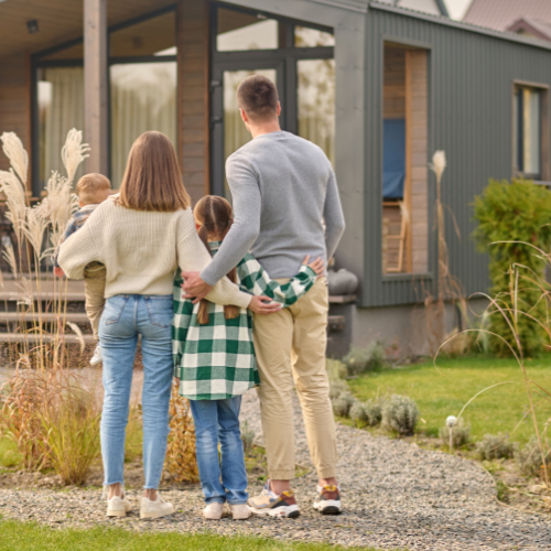 famille devant leur nouvelle maison